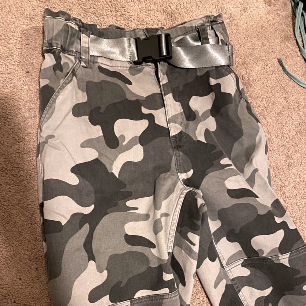 HOLLISTER grey camo pants with built in belt. SUPER CUTE AND GREAT CONDITION